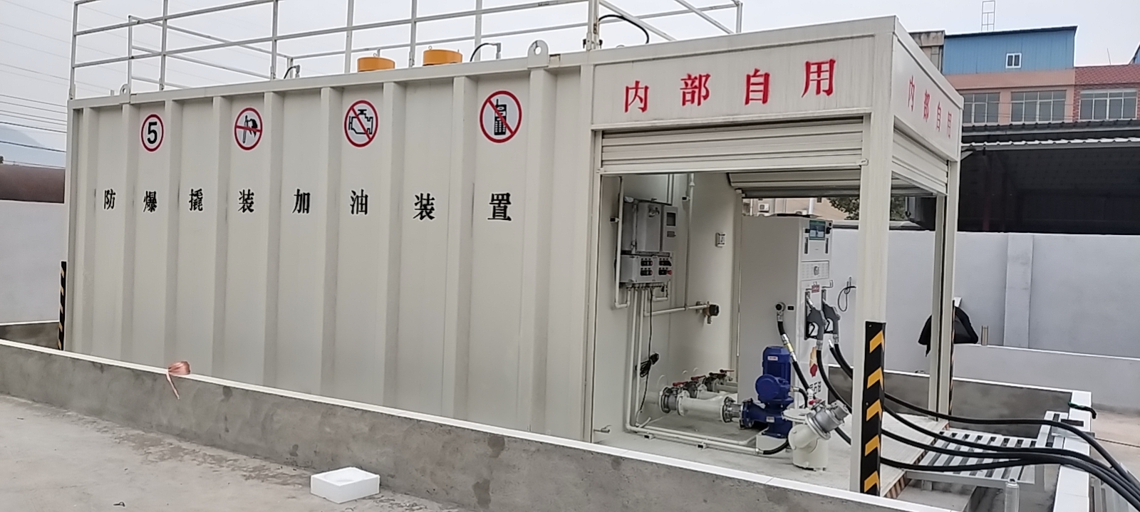 行走中的撬装油罐