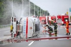 油罐车竟侧翻 水官高速封路7小时10消防车抢险