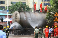 图集：广西柳州发生油罐列车脱轨事故