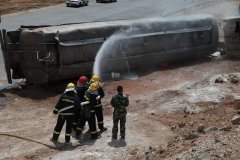 内蒙古乌兰察布：油罐车侧翻 柴油遭哄抢