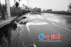 油罐车阀门爆开重油洒了一地50多米路面被“刷黑”了