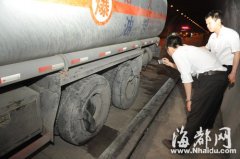 福州贵新隧道内油罐车撞墙 过往司机弃车而逃