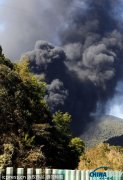 云南玉溪：油罐车高速路上起火 浓烟弥漫交通中断(图)