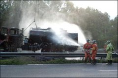 海南东线高速公路一辆油罐车起火燃烧[组图]－－