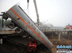疯狂油罐车翻下高速路