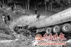 疲劳驾驶,油罐车开进蓄水池(图)