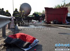疯狂油罐车追尾致高速路被堵