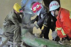 没系保护绳 三明一工人掉进水泥罐底图