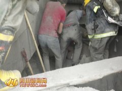 四川德阳水泥罐垮塌致两名工人被水泥淹没(图)