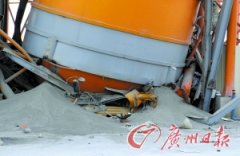 广东佛山300吨水泥罐坠落 一工人被压罐底生死不明