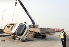 油罐车“吓翻”了-前面有人下车捡东西后面