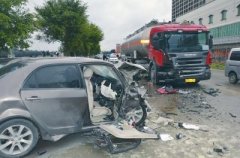 小轿车迎面撞上油罐车 两人受重伤被困小轿车内