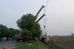 一辆运载32吨油罐车侧翻泄漏致1死2伤